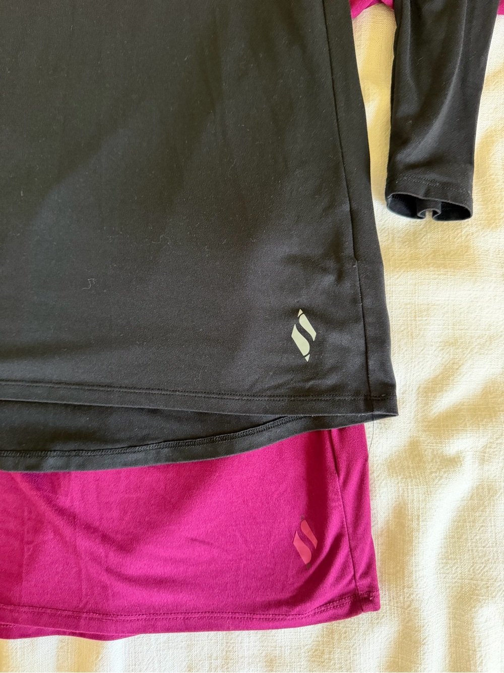 Skechers women’s Long Sleeve Crewneck Top - Black and Magenta - Picture 5 of 8